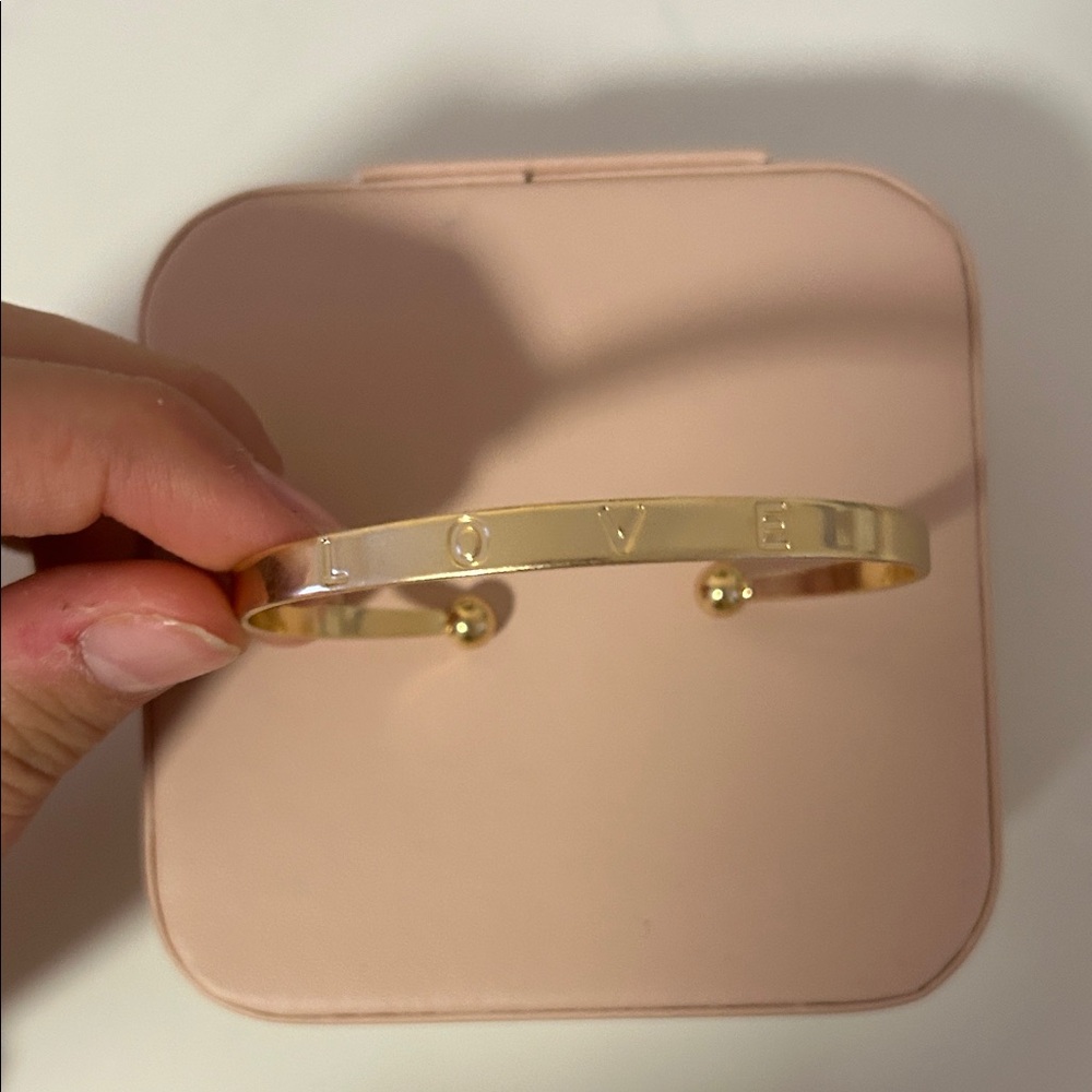 Elegant Gold LOVE 💕 bracelet